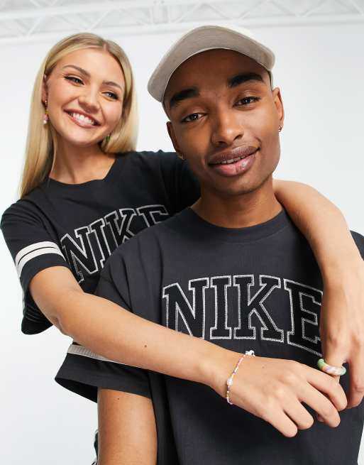 Camiseta negra y blanca unisex con estampado universitario retro de Nike, 4 de 4