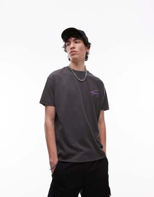 Camiseta negra y morada con estampado de firma en la espalda de Tommy Jeans, 2 de 4
