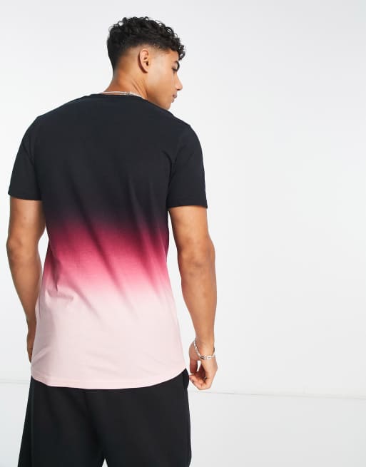 Camiseta negra y rosa sale