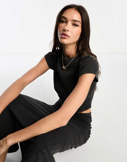 Camiseta negro lavado con diseño encogido de canalé de ASOS DESIGN (parte de un conjunto)