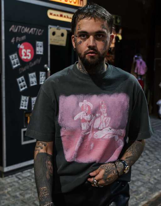 Camiseta negro lavado de corte cuadrado con estampado 