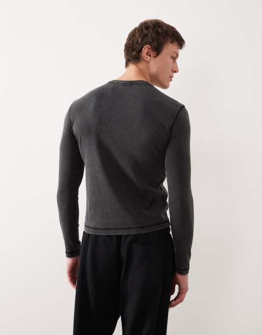 Camiseta negro lavado de manga larga y corte slim de canalé de Weekday, 3 de 5