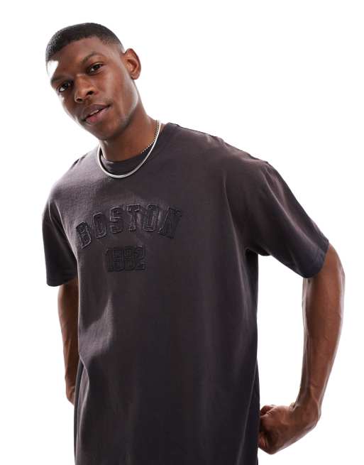 Camiseta negro lavado extragrande con aplicación en el pecho de tejido grueso de 220 g/m² de ASOS DESIGN