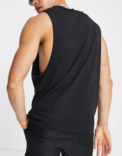 Camiseta playera negra sin mangas con logo en el pecho de Calvin Klein , 2 de 4