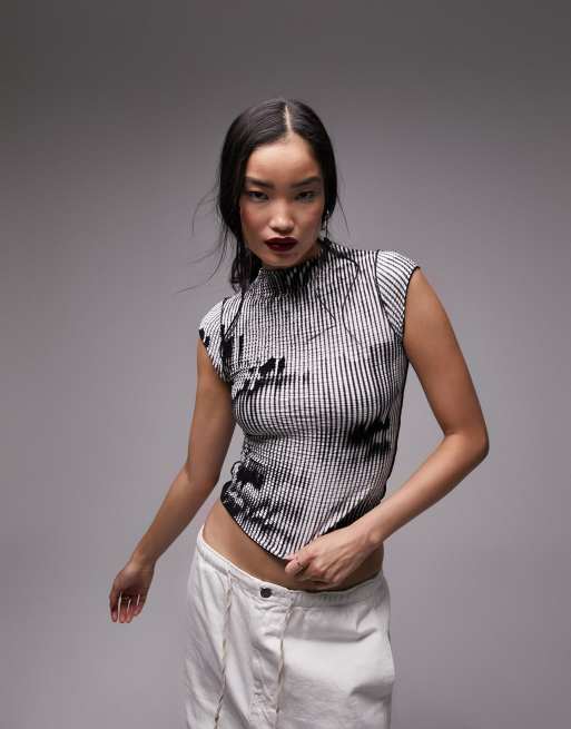 Camiseta plisada con estampado monocromático abstracto de Topshop
