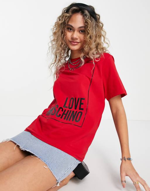 Camiseta roja clásica con logo en un recuadro de Love Moschino