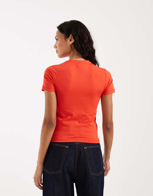 Camiseta roja con diseño encogido y estampado gráfico universitario de Nike, 4 de 4