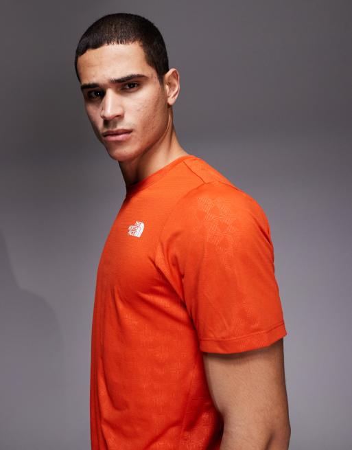 Camiseta roja con logo en relieve Pentadome 24/7 de The North Face, 4 de 5