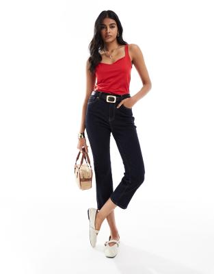 Camiseta roja de tirantes con escote corazón de canalé de Mango
