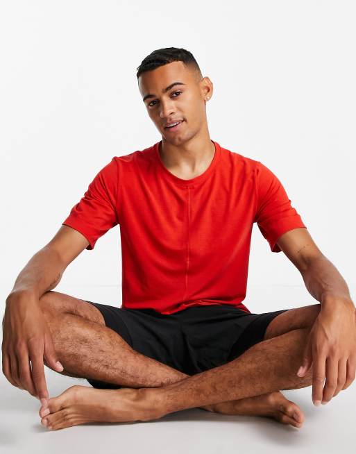 Camiseta roja Dri FIT de Nike Yoga ASOS