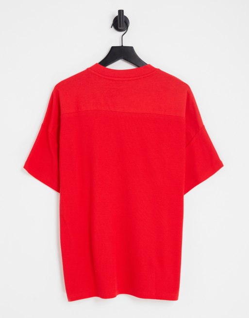 Camiseta roja extragrande con cuello de pico y diseño de paneles cosidos de ASOS DESIGN, 2 de 4