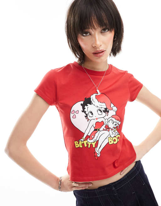 Camiseta roja muy entallada con estampado gráfico con licencia de Betty Boop de Navidad de ASOS DESIGN