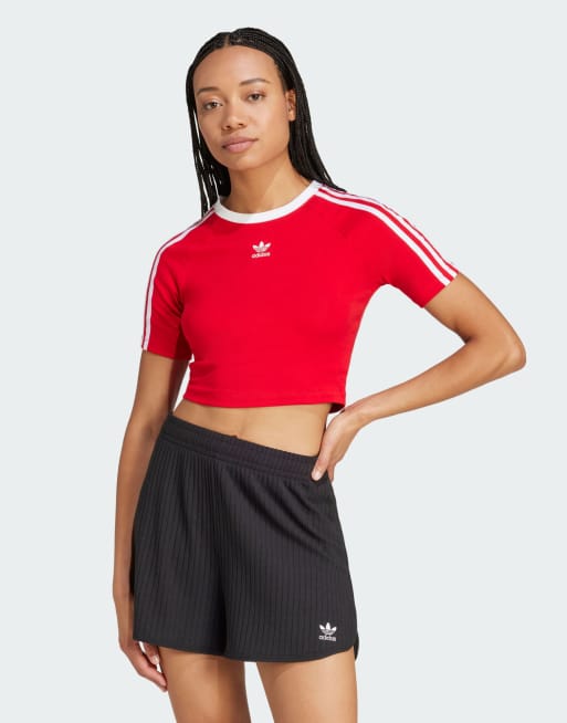 Camiseta rojo escarlata y blanca con diseño encogido y detalle de 3 bandas de adidas Originals