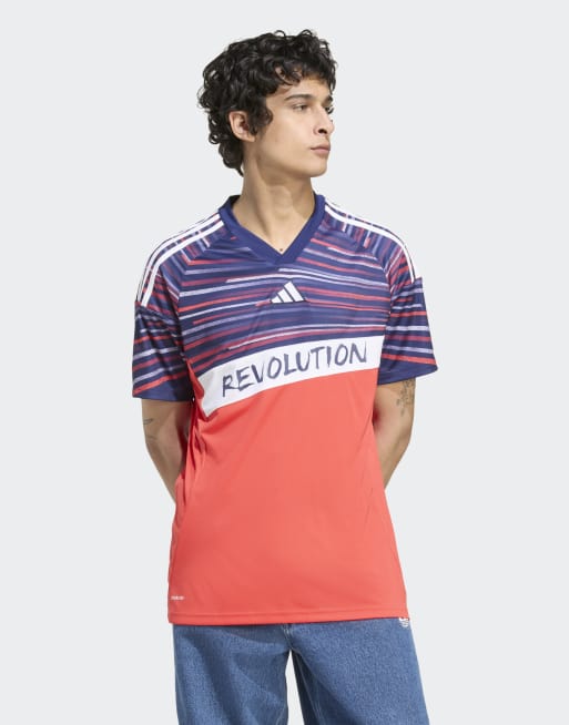 Camiseta rojo luminoso y azul cielo nocturno con diseño de la tercera equipación del New England Revolution 25/26 de adidas Performance