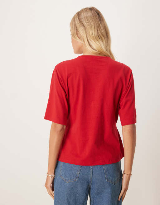 Camiseta rojo oscuro con lazada en el latera y cintura entallada de ASOS DESIGN, 4 de 4