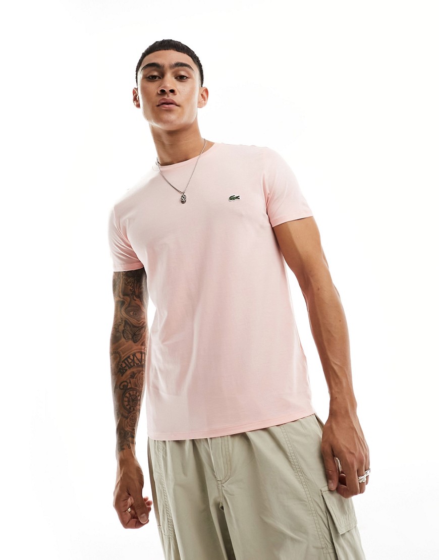camiseta rosa claro con logo de lacoste