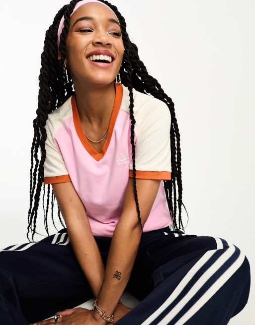 Camiseta rosa con cuello de pico estilo a os 70 adicolor de adidas