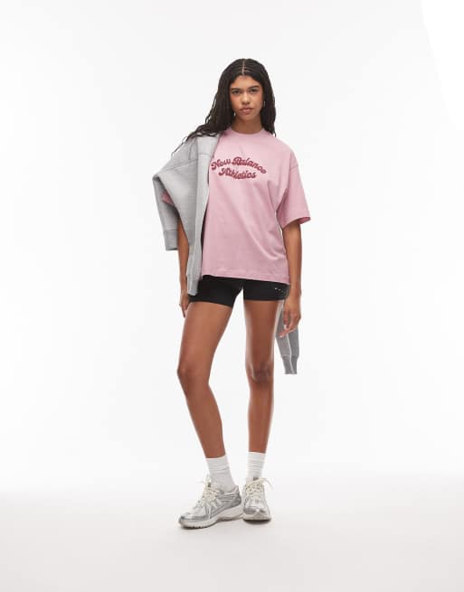 Camiseta rosa extragrande con estampado gráfico Linear de New Balance , 2 de 4