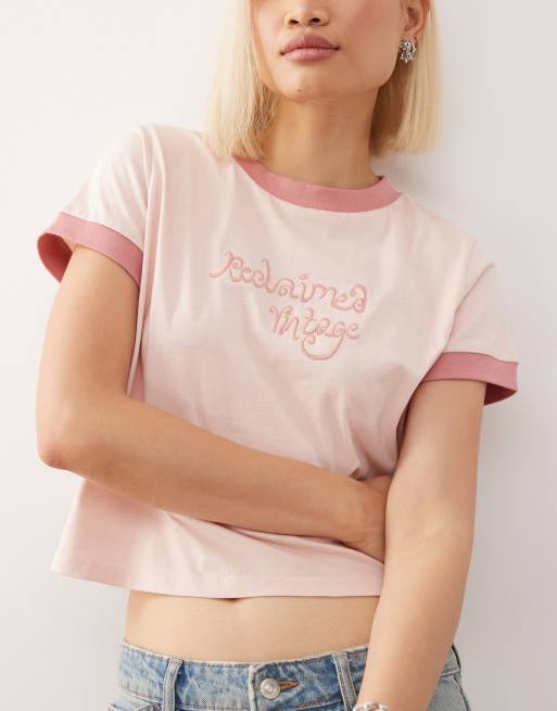 Camiseta rosa pastel con diseño encogido, ribetes y bordado de la marca de Reclaimed Vintage