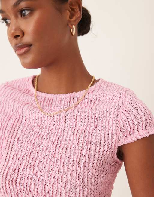 Camiseta rosa pastel texturizada con diseño encogido y volantes de ASOS DESIGN, 2 de 4
