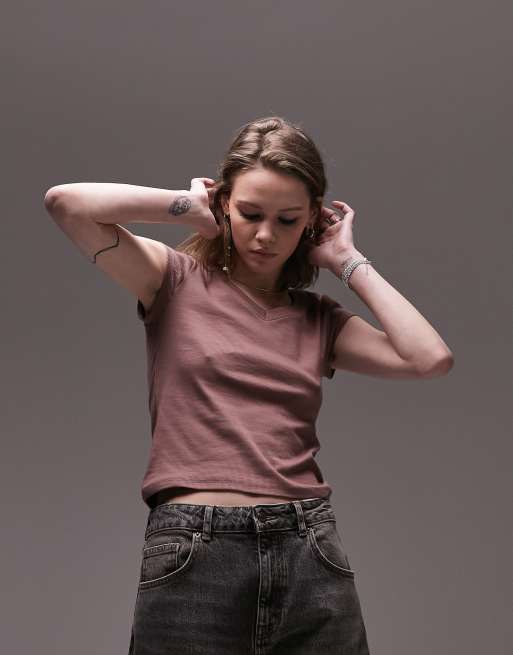 Camiseta rosa polvareda de corte slim con cuello de pico de canalé de Topshop