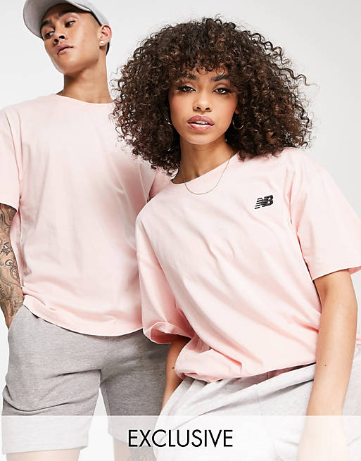 Mujer Tops | Camiseta rosa unisex con logo de New Balance - HE73639