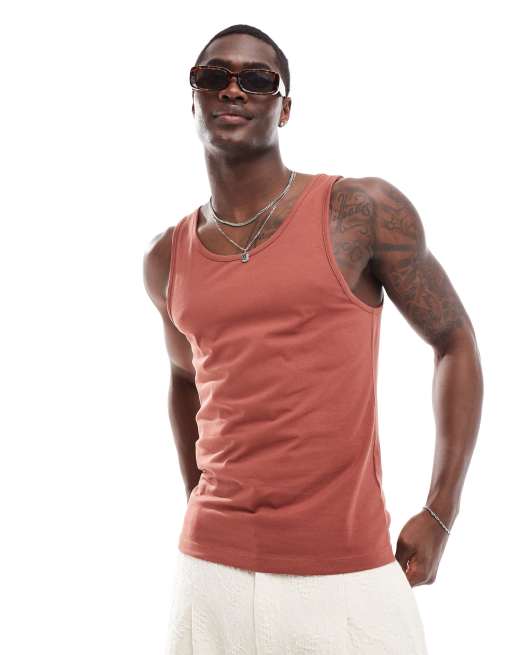 Camiseta sin mangas ajustada en marrón de ASOS DESIGN