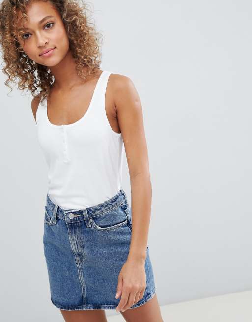 Camiseta sin mangas de canal con botones en blanco de ASOS DESIGN