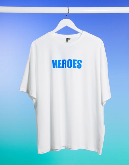 Camiseta solidaria con diseño unisex y extragrande y estampado Heroes de ASOS DESIGN, 3 de 4