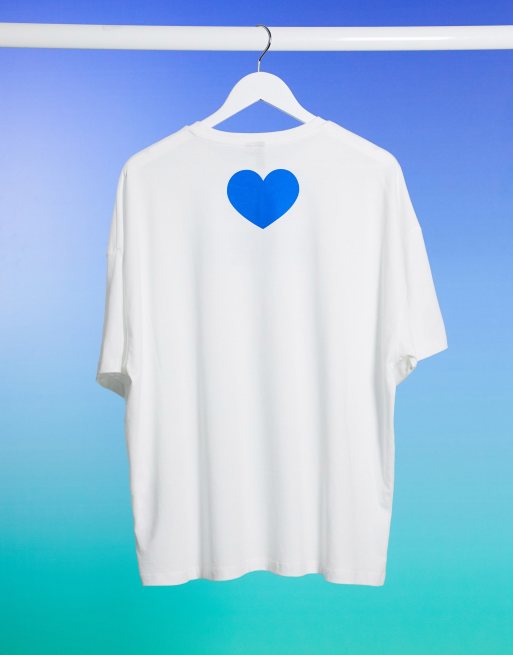 Camiseta solidaria con diseño unisex y extragrande y estampado Heroes de ASOS DESIGN, 4 de 4
