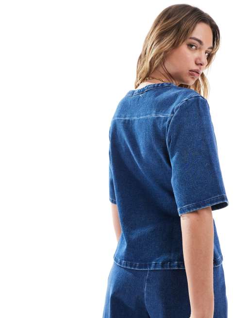 Camiseta vaquera con lavado azul medio de tejido premium de ASOS DESIGN, 2 de 4
