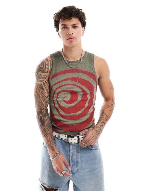 Camiseta verde ajustada sin mangas con estampado de remolino rojo para festivales de COLLUSION