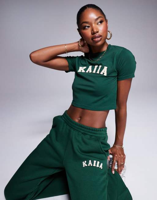 Camiseta verde bosque con diseño encogido y logo de borreguito de Kaiia (parte de un conjunto)