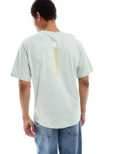 Camiseta verde claro extragrande con estampado del logo en la espalda en vertical NSE de The North Face, 4 de 4