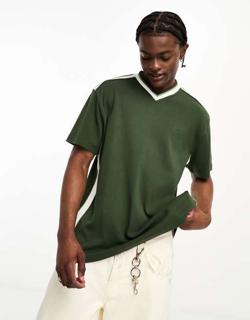 Camiseta verde con cuello de pico y logo de Reclaimed Vintage