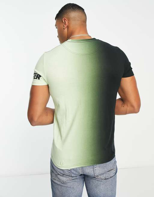 Camiseta verde con efecto degradado y logo deportivo en la manga y el centro de Hollister