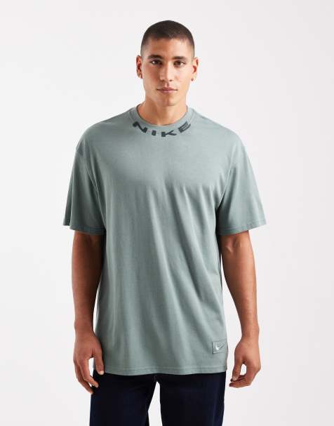 Camiseta verde con estampado gráfico en el cuello de Nike - view 1