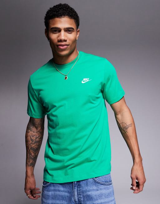Camiseta verde con logo de Nike Club