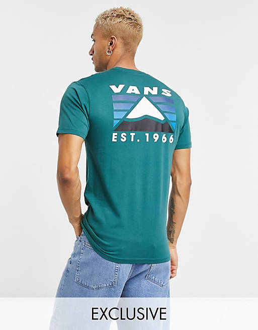 Camiseta verde con montaña estampada en la espalda exclusiva en ASOS de Vans