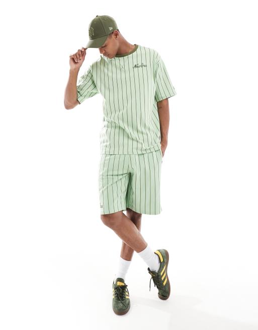 Camiseta verde con raya diplomática de New Era