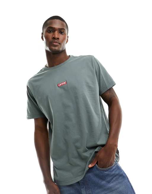 Camiseta verde con recuadro central del logo de Levi's
