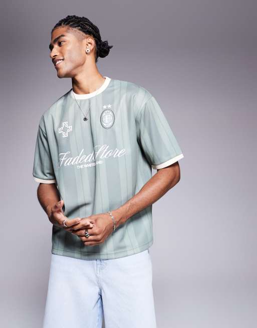 Camiseta verde de estilo futbolero con logo de texto de Faded Store