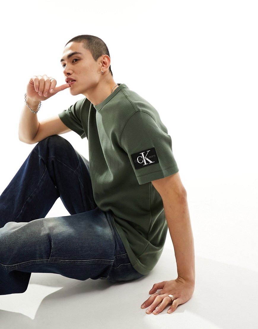 camiseta verde de manga corta con parche del logo de punto gofrado de calvin klein jeans