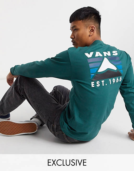 Camiseta verde de manga larga con montaña estampada en la espalda exclusiva en ASOS de Vans
