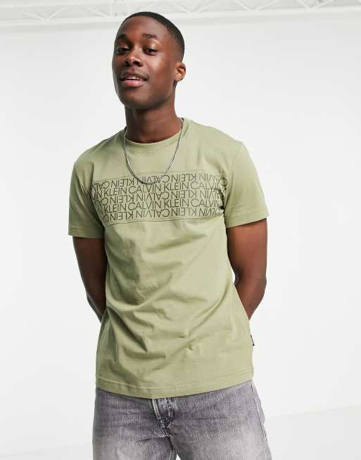 Camiseta verde delta con estampado de logo y líneas en el pecho de Calvin Klein, 3 de 4