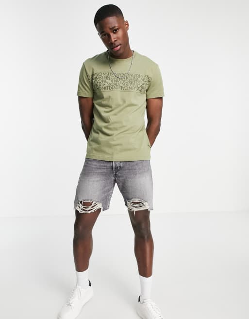 Camiseta verde delta con estampado de logo y líneas en el pecho de Calvin Klein, 4 de 4