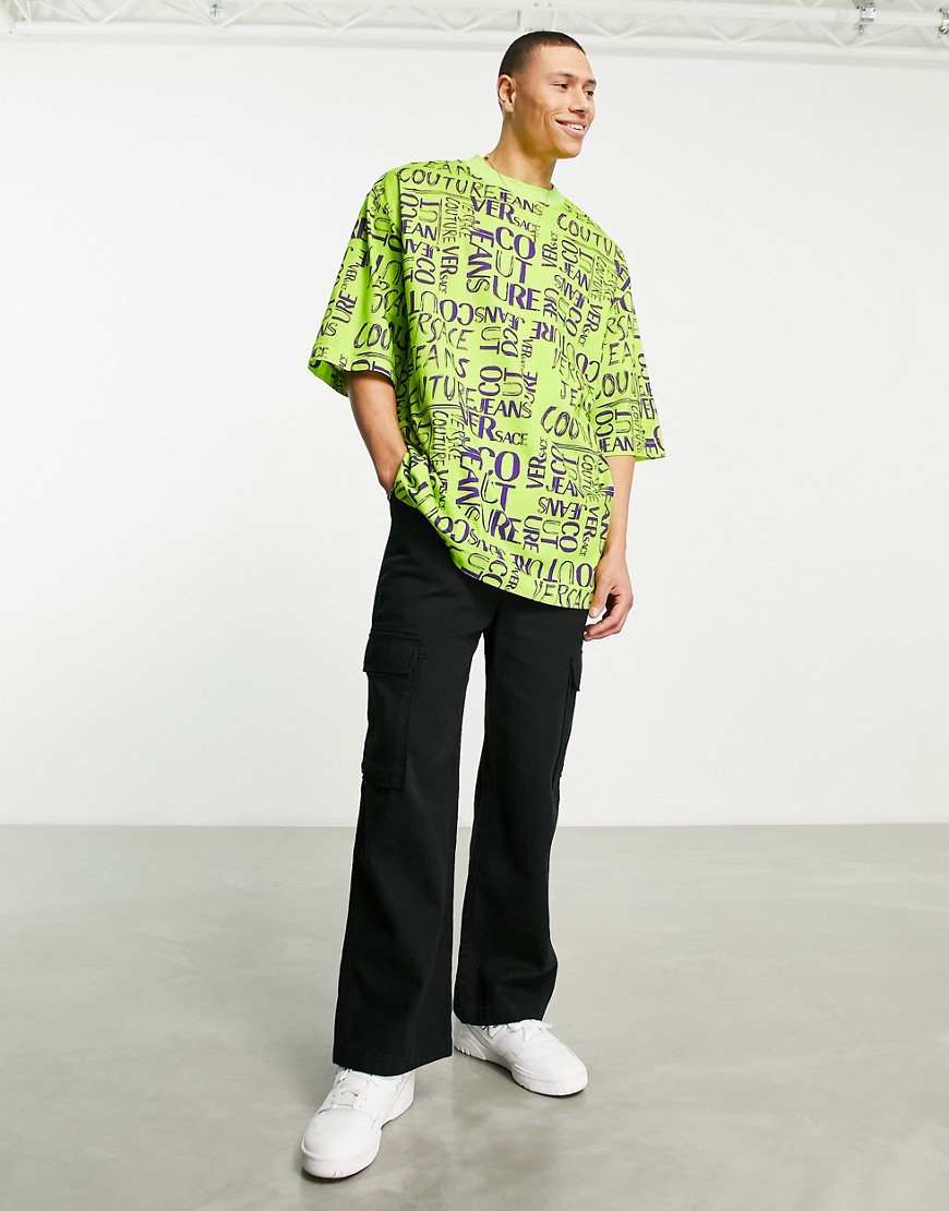 camiseta verde extragrande con estampado de garabatos de versace jeans couture