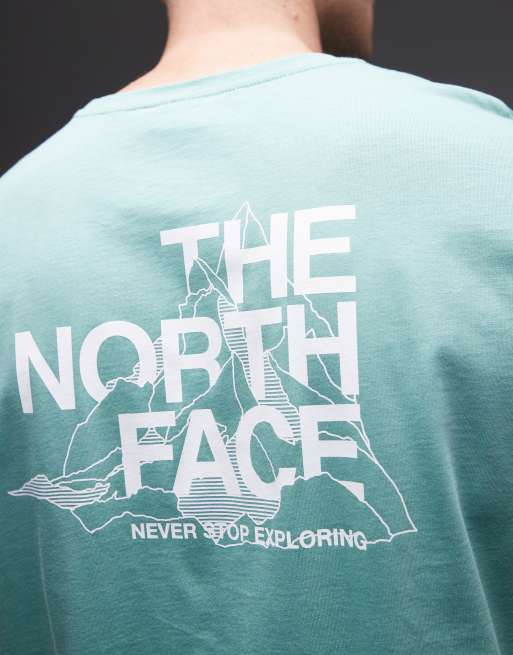 Camiseta verde extragrande con estampado de montaña delineada en la espalda Mountain Sketch de The North Face, 5 de 5