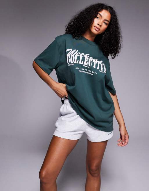 Camiseta verde extragrande con gráfico de tipografías variadas en la parte delantera de Weekend Collective