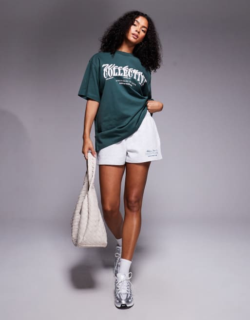 Camiseta verde extragrande con gráfico de tipografías variadas en la parte delantera de Weekend Collective, 2 de 4